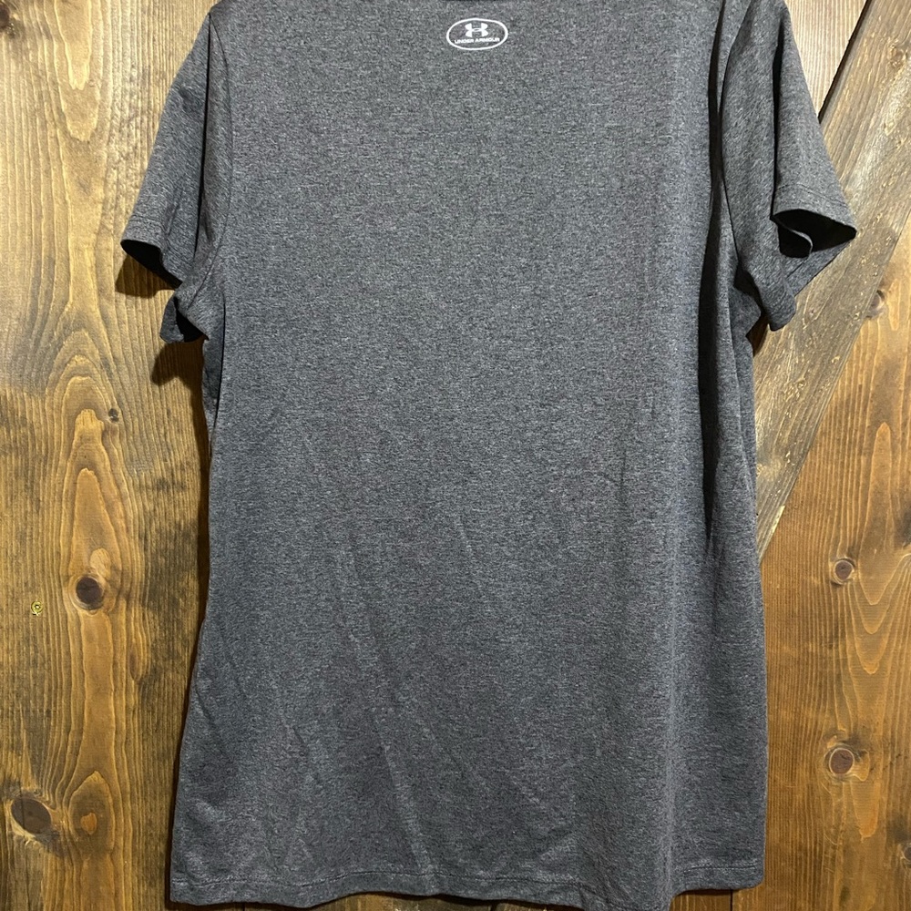 Under Armour T-Shirt, size L, smoke free home - Picture 3 of 3